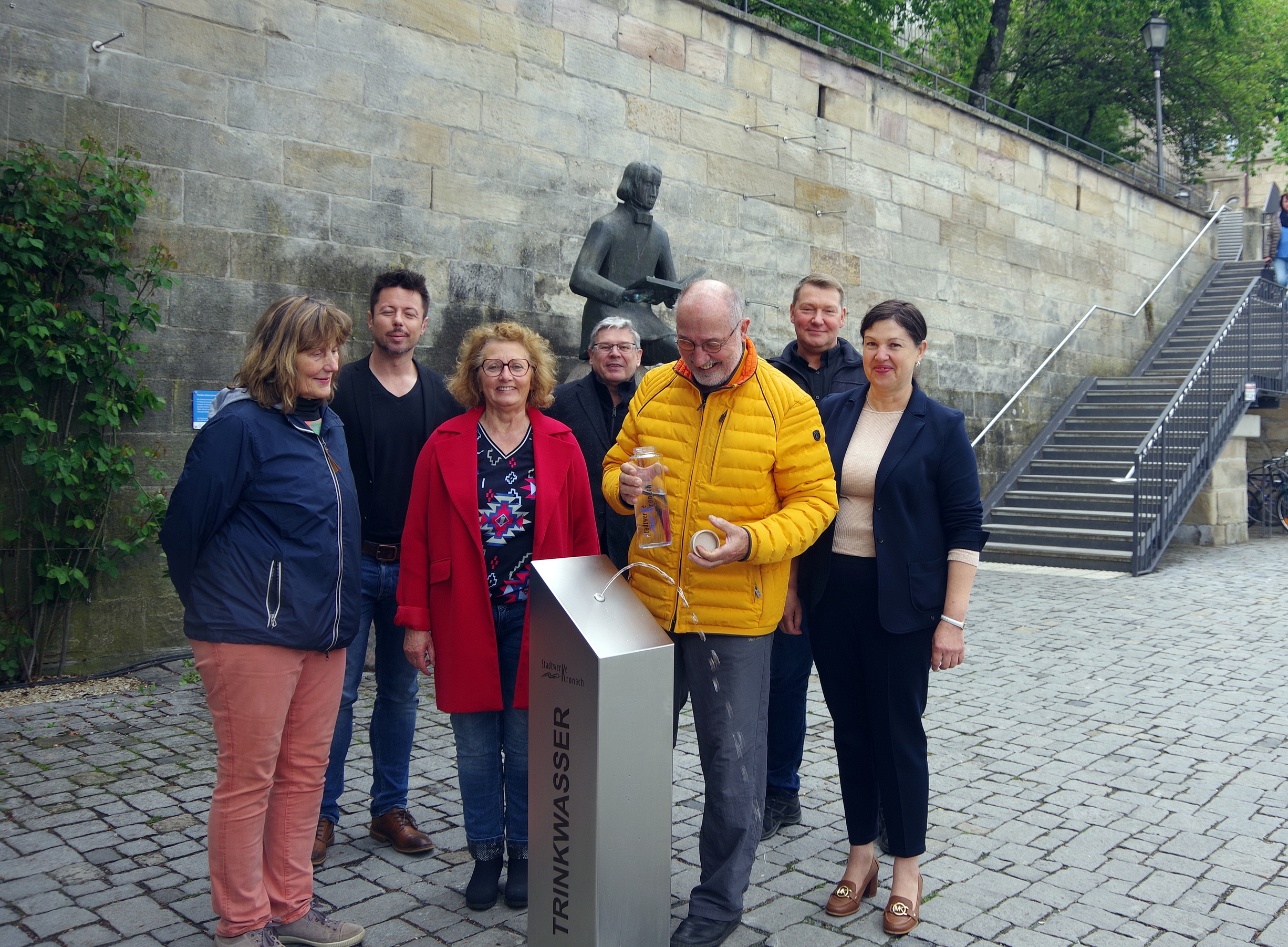 Zufriedene Gesichter bei der Einweihung des neuen Trinkwasserbrunnens in Kronach: Stadträtin Dr. Elisabeth Hoffmann, stellvertretender Stadtwerke-Leiter Johannes Meitner, Bürgermeisterin-Stellvertreterin Marina Schmitt, Stadtwerke-Leiter Jochen Löffler, Stadtrat Dr. Peter Witton, der Leiter des Betriebszweigs Wasserversorgung Thomas Ehrsam sowie Bürgermeisterin Angela Hofmann.